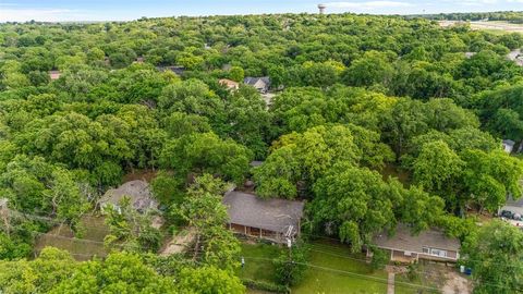 Single Family Residence in Azle TX 208 Shoreline Drive 2.jpg