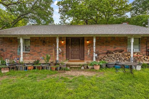Single Family Residence in Azle TX 208 Shoreline Drive.jpg