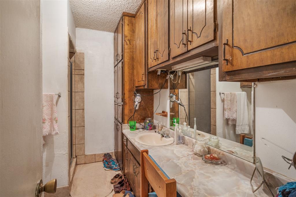 Single Family Residence in Azle TX 208 Shoreline Drive 21.jpg