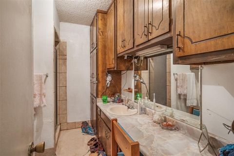 Single Family Residence in Azle TX 208 Shoreline Drive 21.jpg