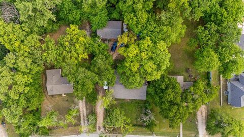 Single Family Residence in Azle TX 208 Shoreline Drive 3.jpg
