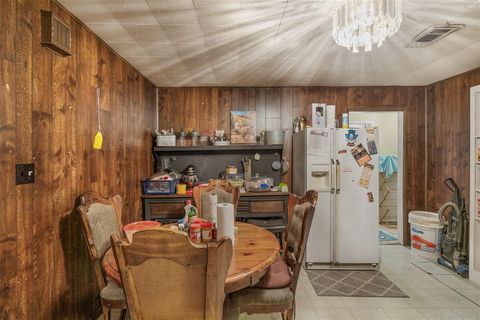 Single Family Residence in Azle TX 208 Shoreline Drive 16.jpg