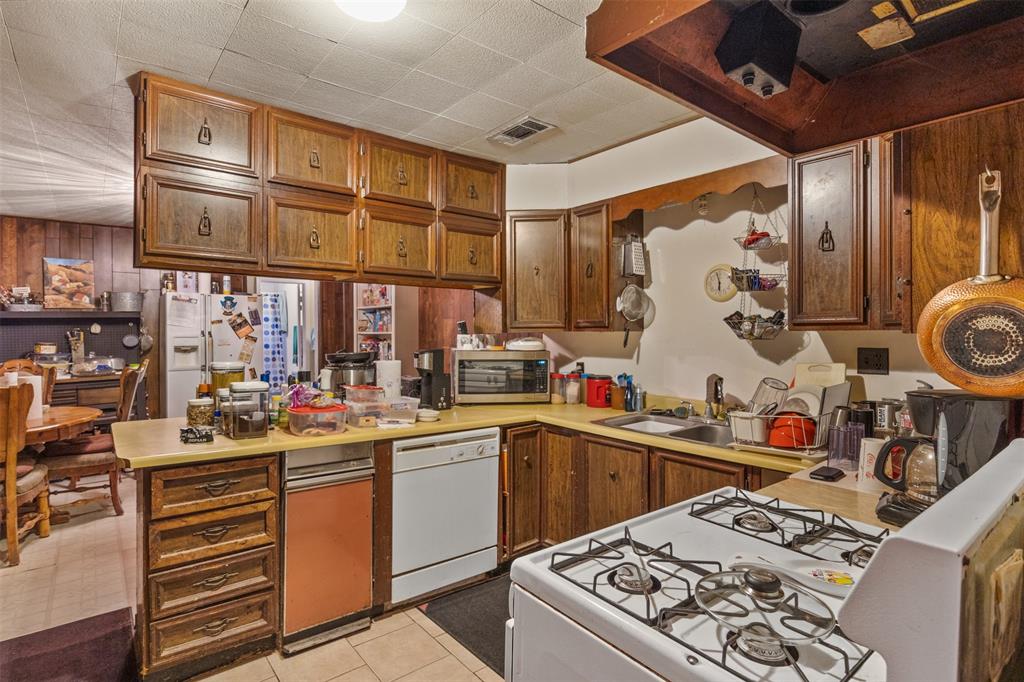 Single Family Residence in Azle TX 208 Shoreline Drive 15.jpg