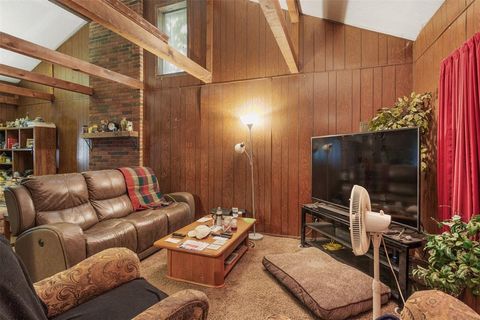 Single Family Residence in Azle TX 208 Shoreline Drive 11.jpg
