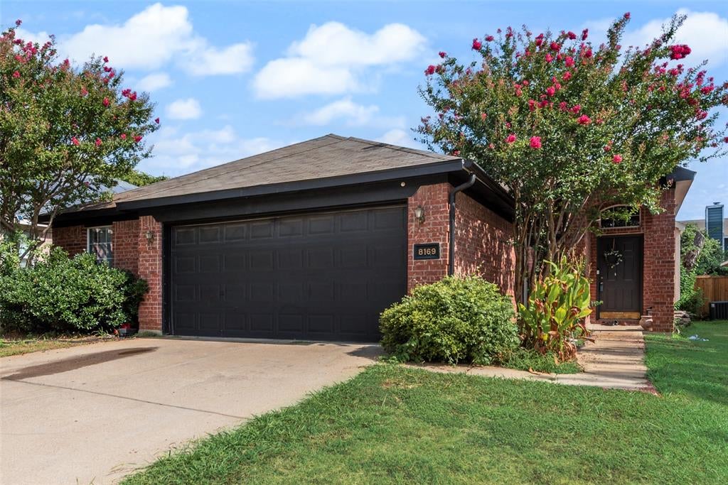 8169 Royal Terrace Ln, Fort Worth, TX 76120
