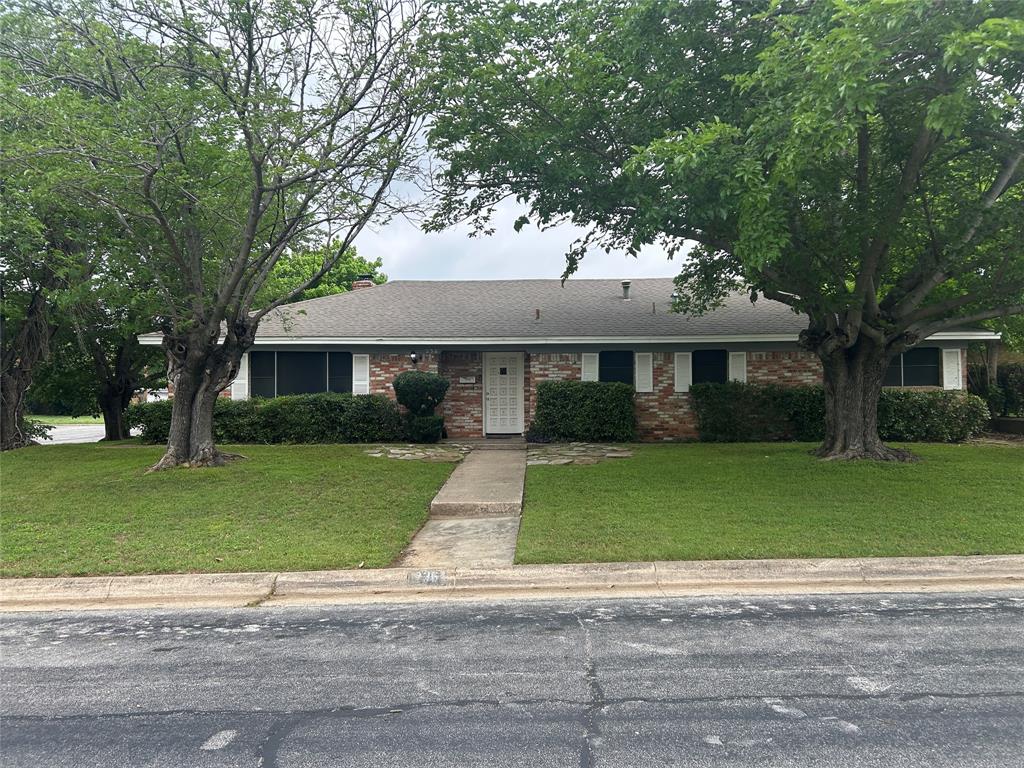 236 Hallbrook Dr, Fort Worth, TX 76134
