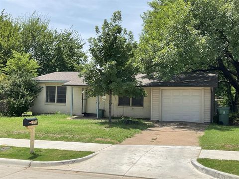 Single Family Residence in Arlington TX 1217 Sunnyvale Drive.jpg