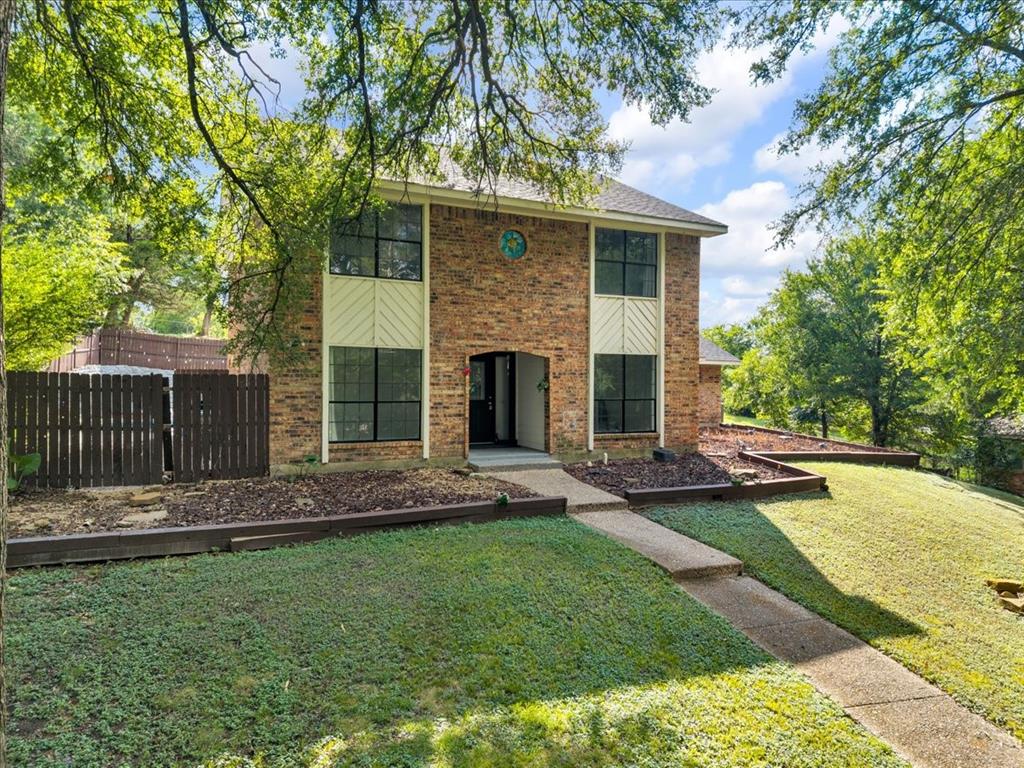 392 Creekwood Dr, Lancaster, TX 75146 photo