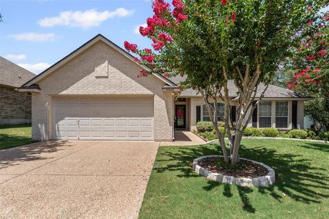 Single Family Residence in Benbrook TX 10840 Golfview Way.jpg
