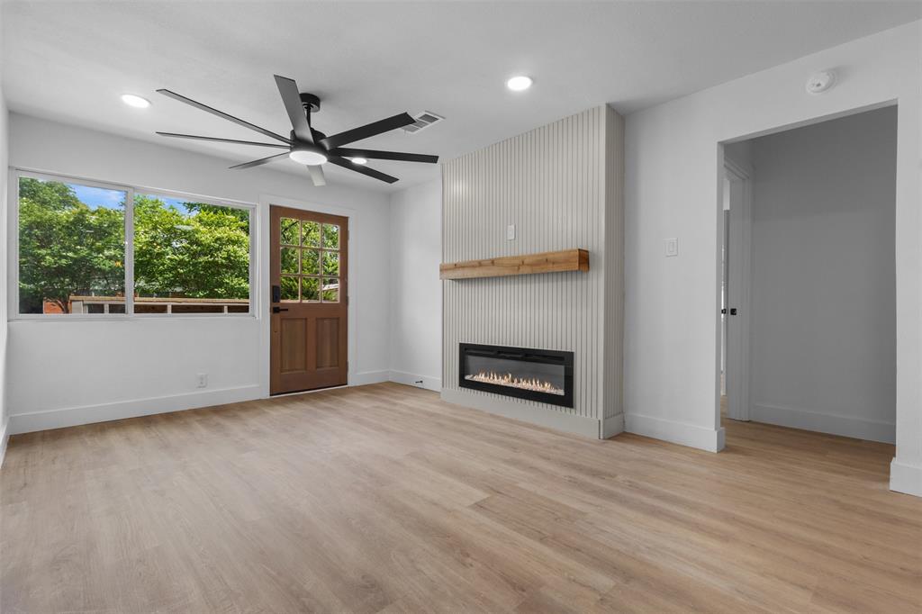 2938 Hillglenn Rd, Dallas, TX 75228