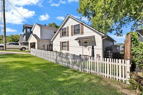 Single Family Residence in Weatherford TX 2421 E Lake Drive.jpg