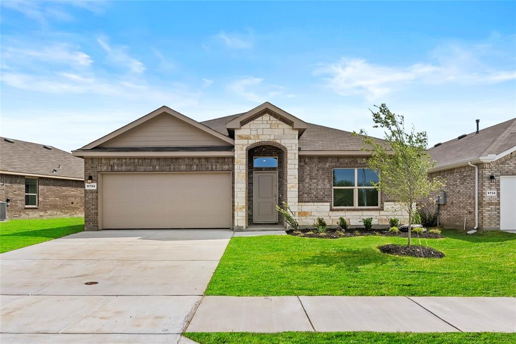9729 Mcclane Farm Dr, Fort Worth, TX 76036