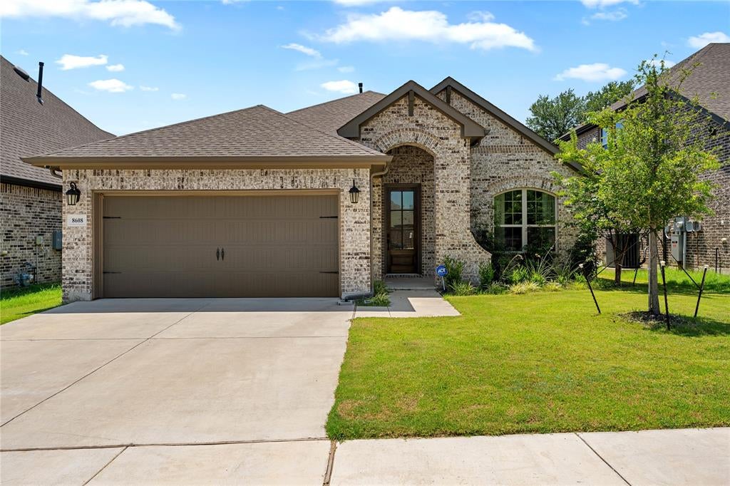 8608 Spindletop Dr, Fort Worth, TX 76120 photo