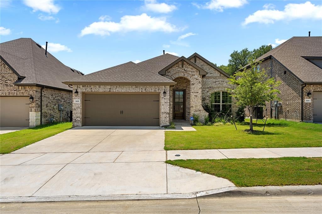 8608 Spindletop Dr, Fort Worth, TX 76120