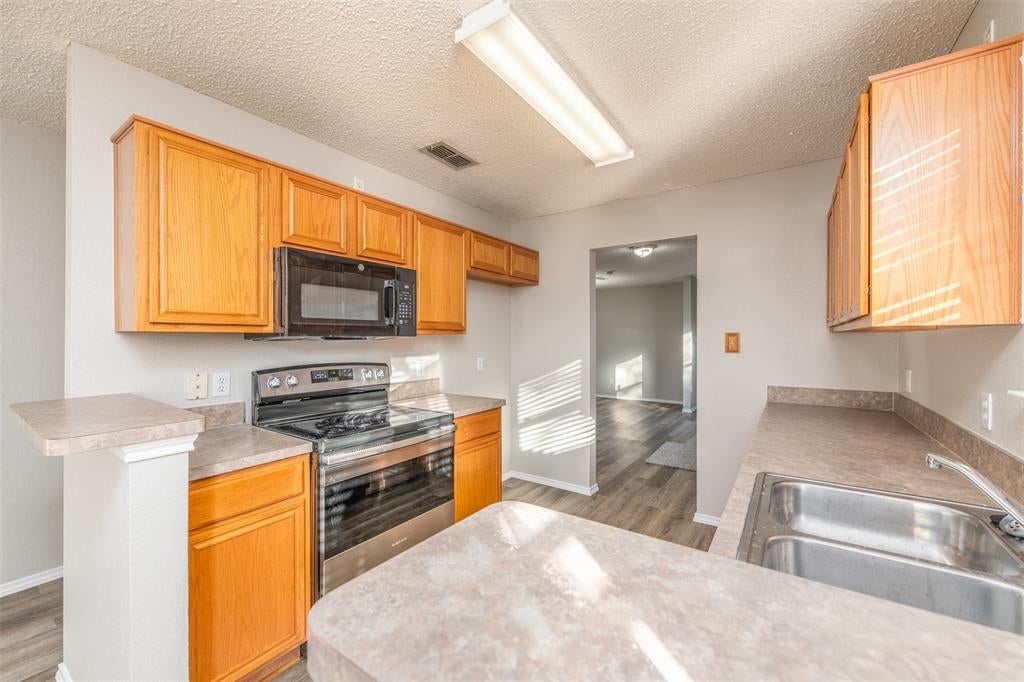 7550 Kings Trl, Fort Worth, TX 76133 photo