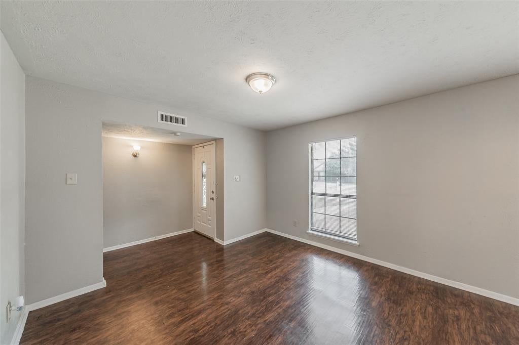 720 Nora Ln, Desoto, TX 75115 photo