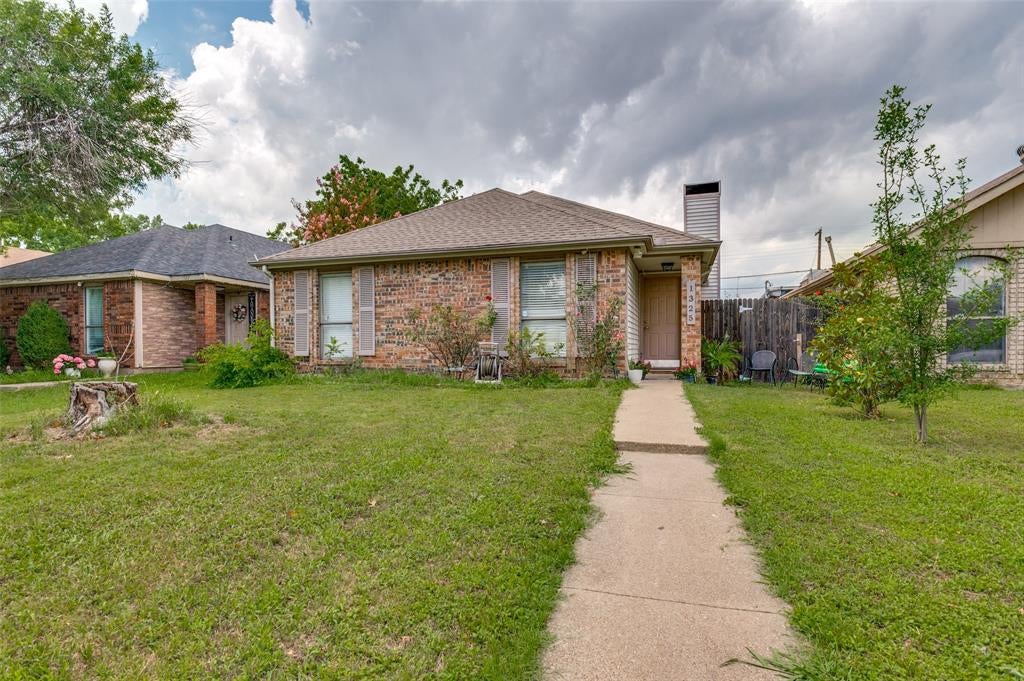 1325 Abbott Dr, Irving, TX 75060