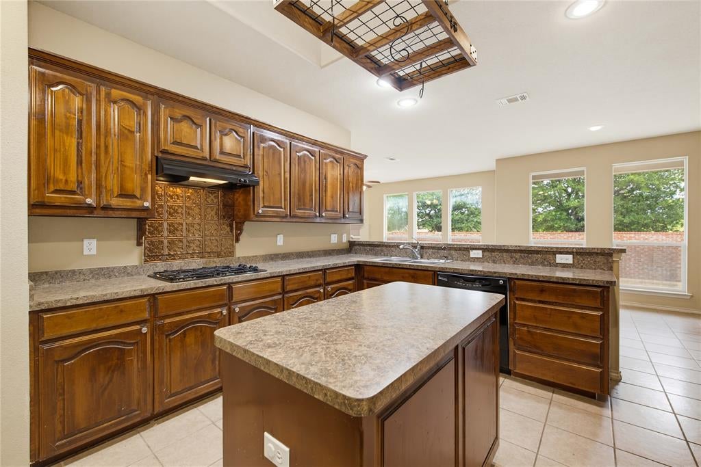 11 Beechcreek Dr, Edgecliff Village, TX 76134 photo