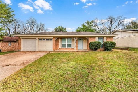 Single Family Residence in Arlington TX 1811 Carla Avenue.jpg