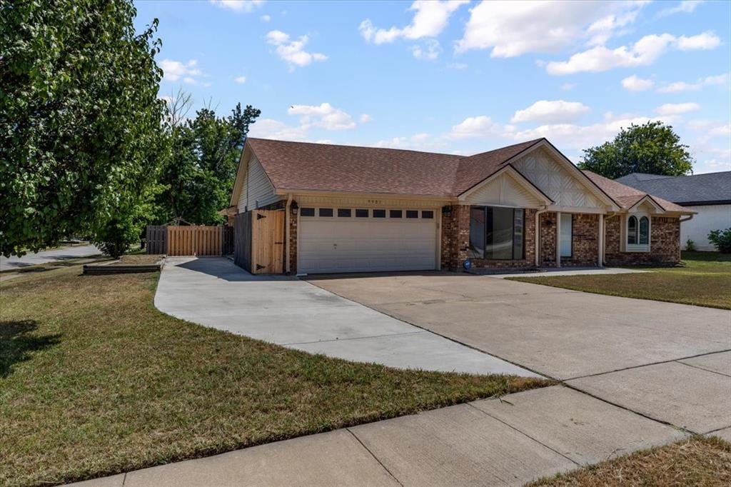 9901 Dickens Dr, Benbrook, TX 76126 photo