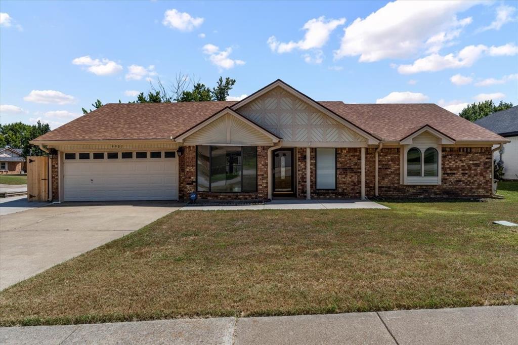 9901 Dickens Dr, Benbrook, TX 76126