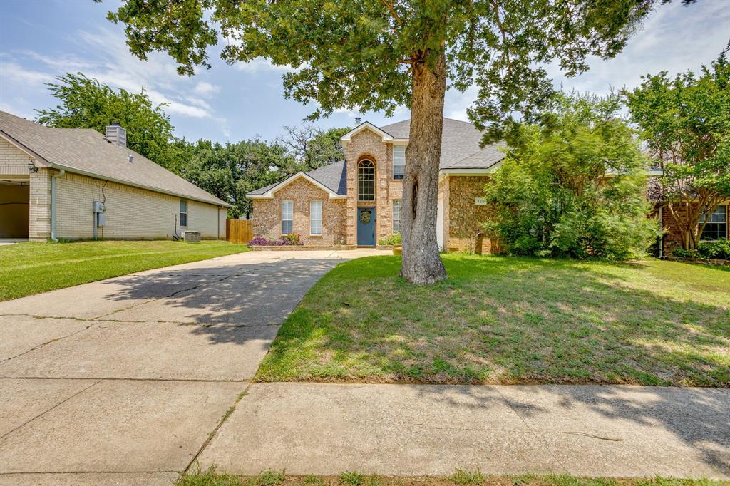 525 Oakbrook Dr, Burleson, TX 76028