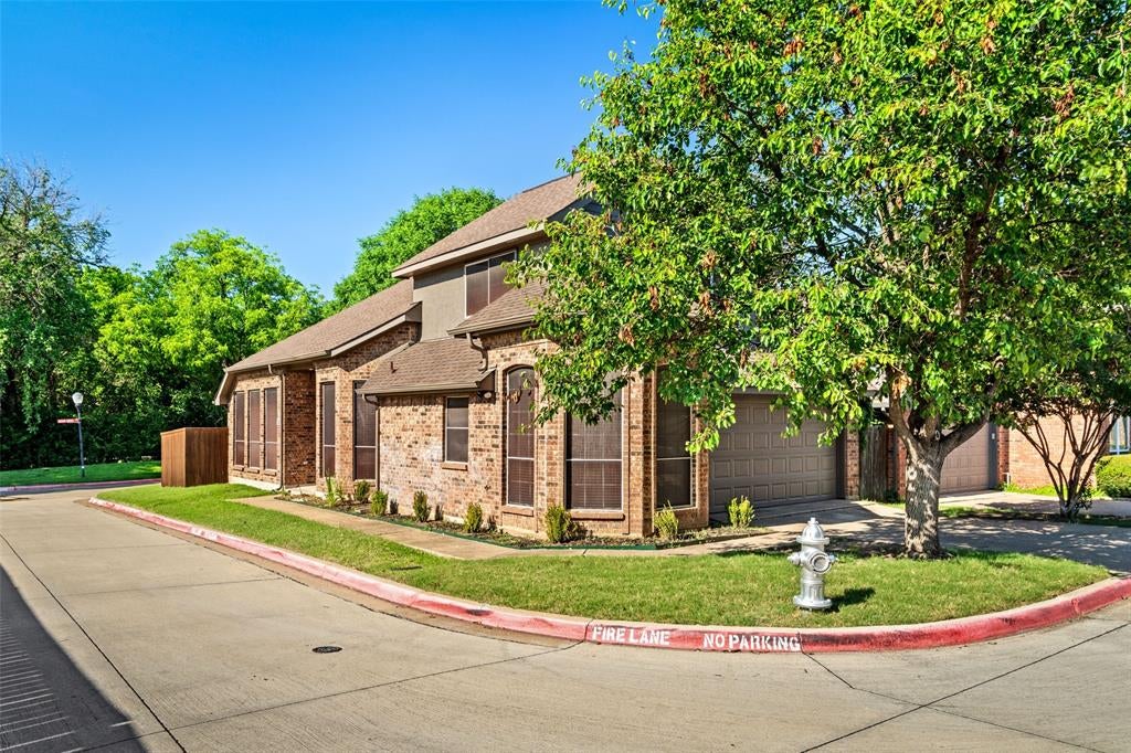 381 Arbor Ln, Euless, TX 76039