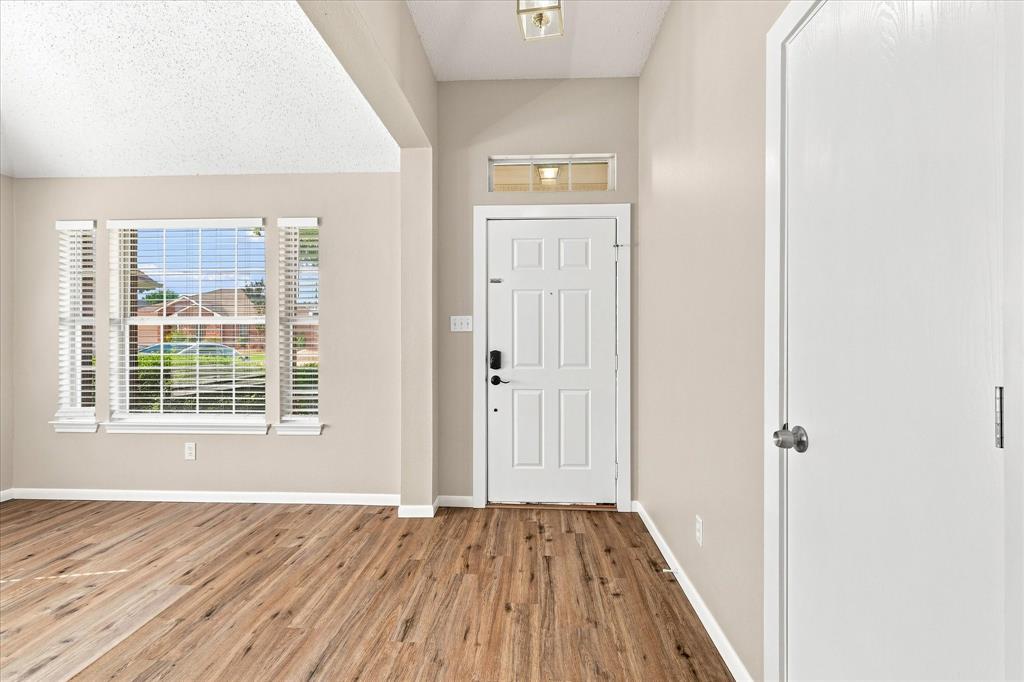 324 Camp Creek Dr, Arlington, TX 76002 photo