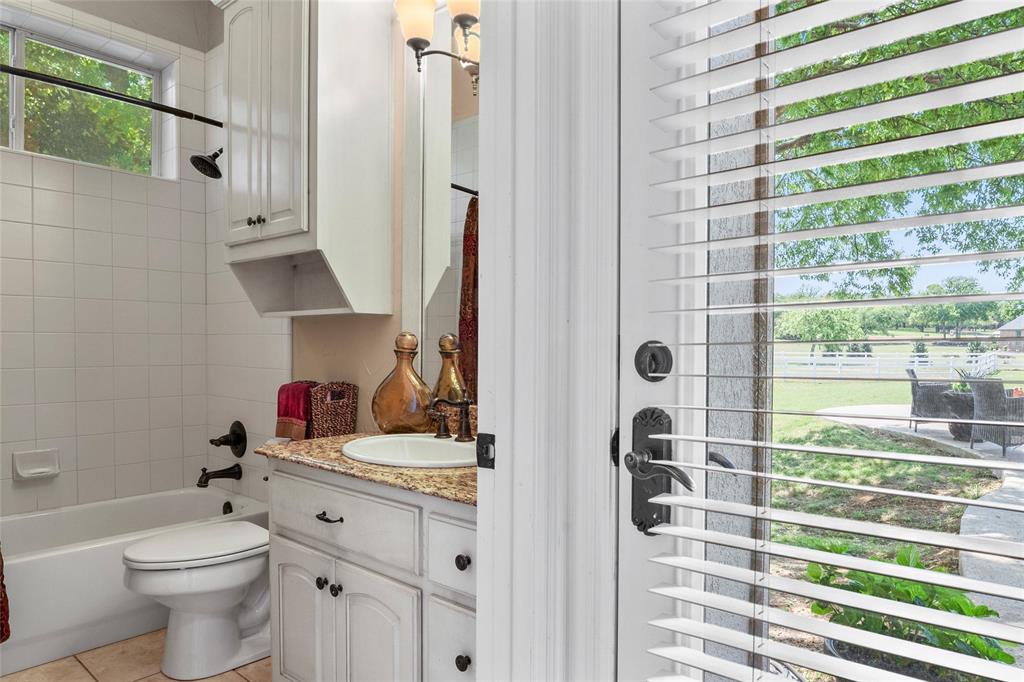 Single Family Residence in Argyle TX 419 E Hickory Ridge Circle 15.jpg