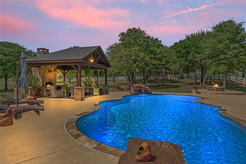 Single Family Residence in Argyle TX 419 E Hickory Ridge Circle 3.jpg