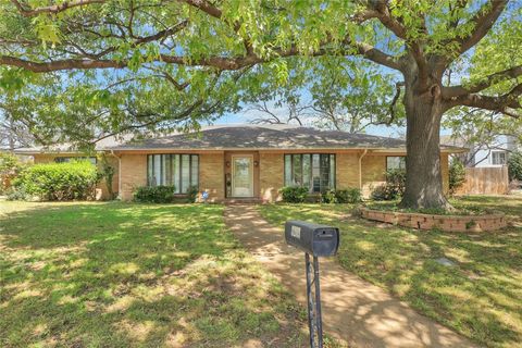 Single Family Residence in Arlington TX 3205 Glasgow Terrace.jpg