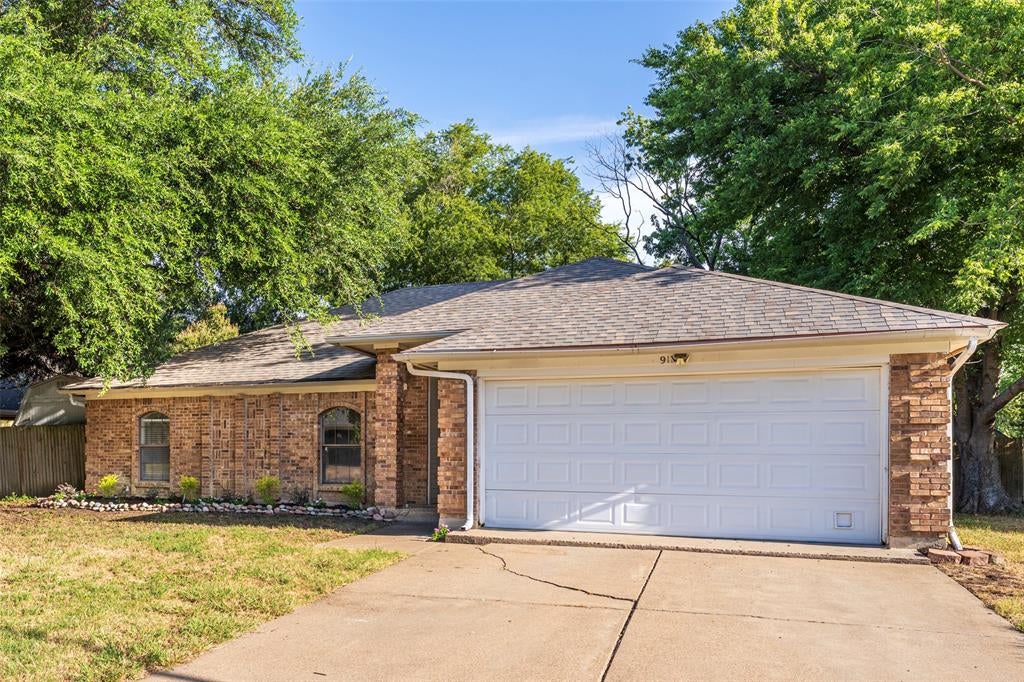 911 Gwinnett Cir, Arlington, TX 76017 photo