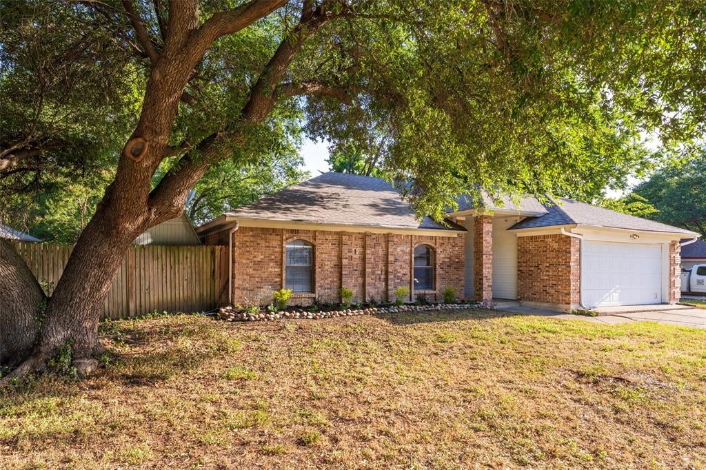 911 Gwinnett Cir, Arlington, TX 76017 photo