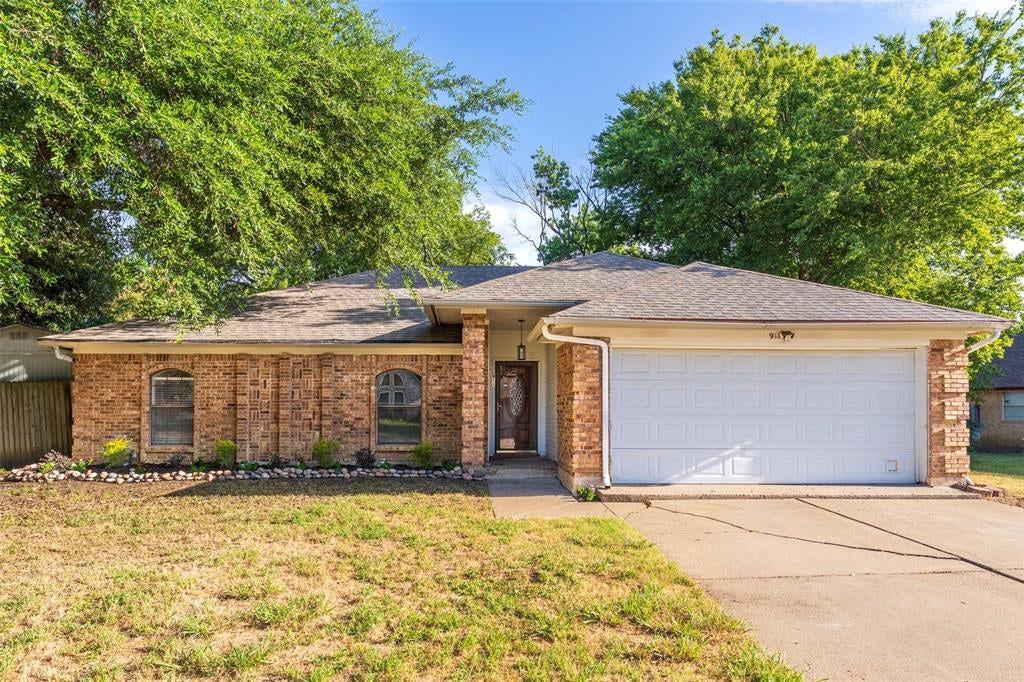 911 Gwinnett Cir, Arlington, TX 76017