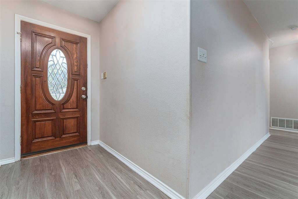 911 Gwinnett Cir, Arlington, TX 76017 photo