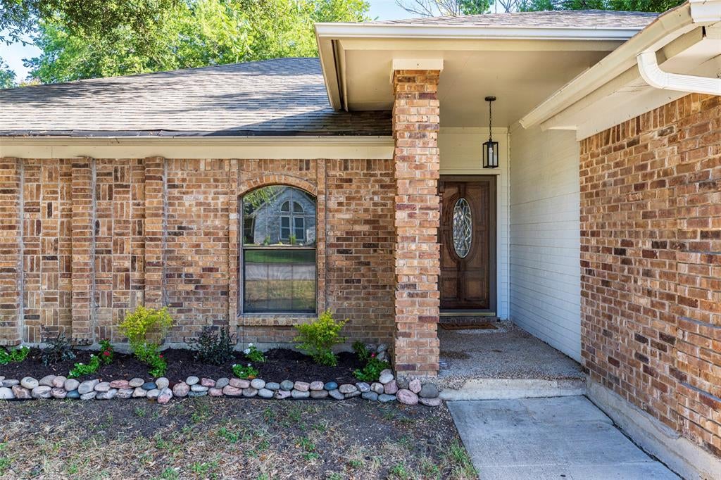 911 Gwinnett Cir, Arlington, TX 76017 photo