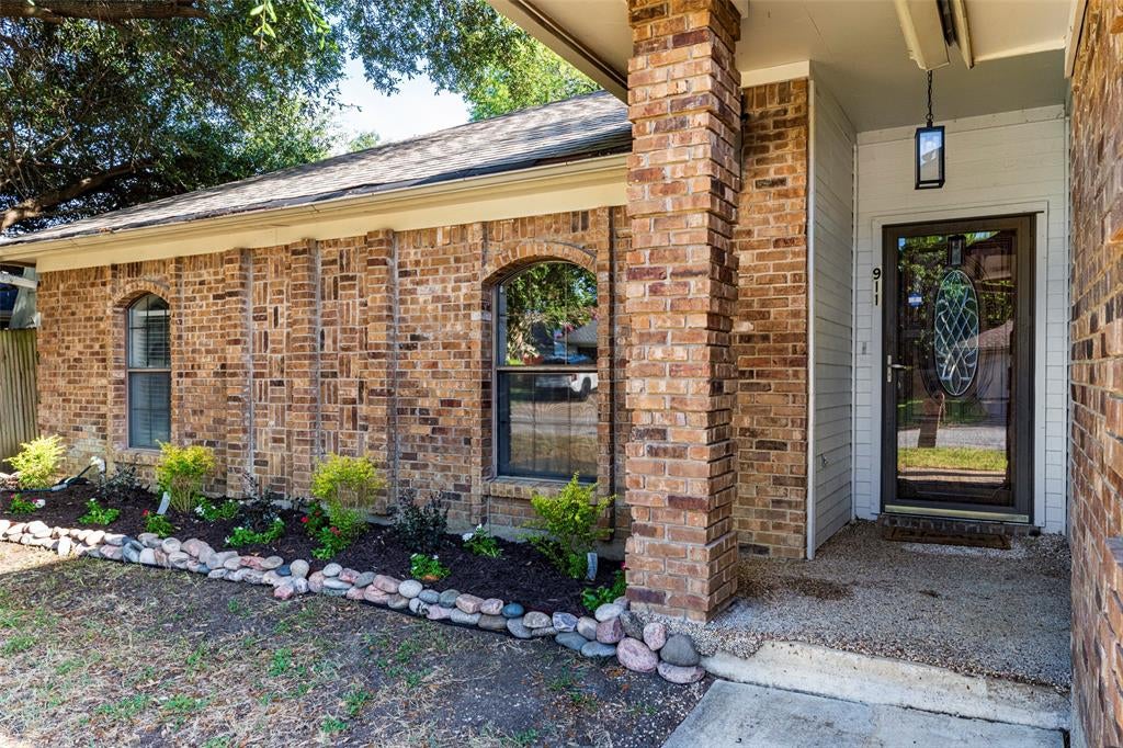 911 Gwinnett Cir, Arlington, TX 76017 photo