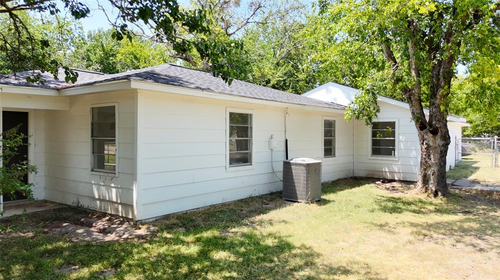 108 E Kirby Ave, Quinlan, TX 75474 photo