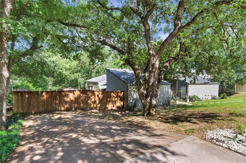 1648 Tierney Rd, Fort Worth, TX 76112 photo