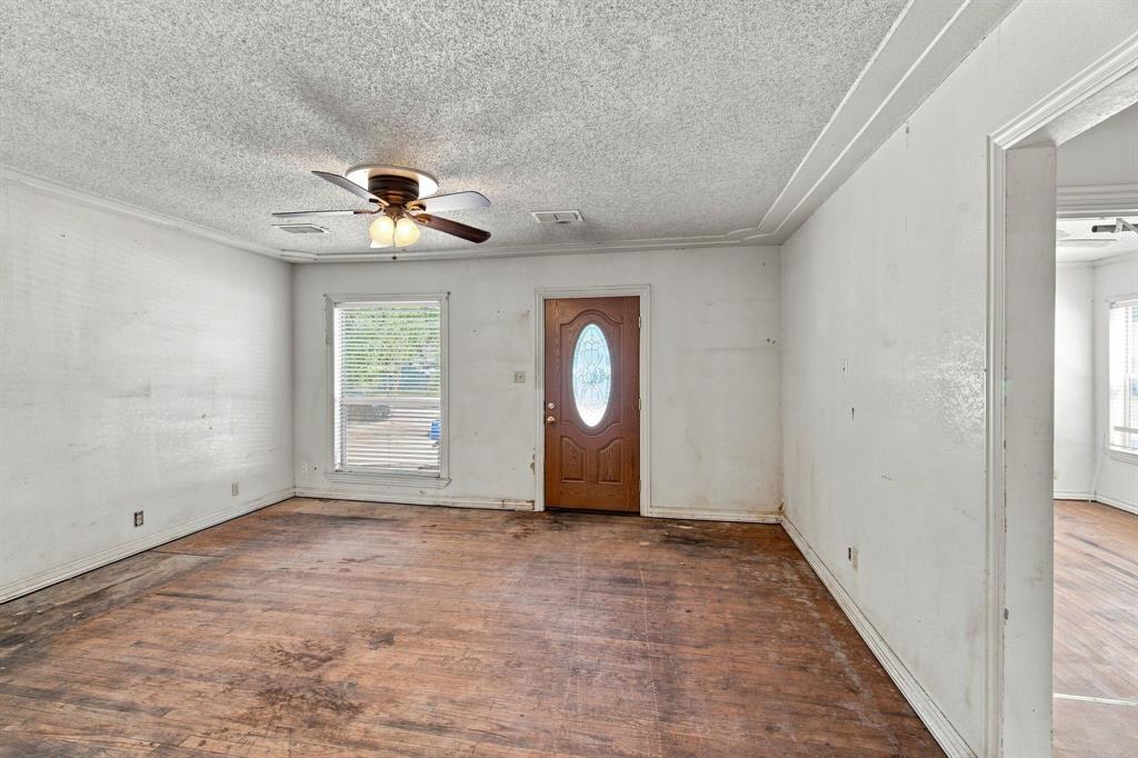 1013 Oak St, Grand Prairie, TX 75050 photo