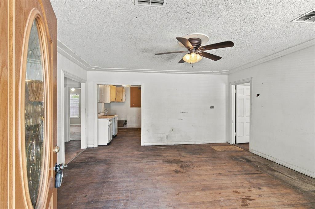 1013 Oak St, Grand Prairie, TX 75050 photo
