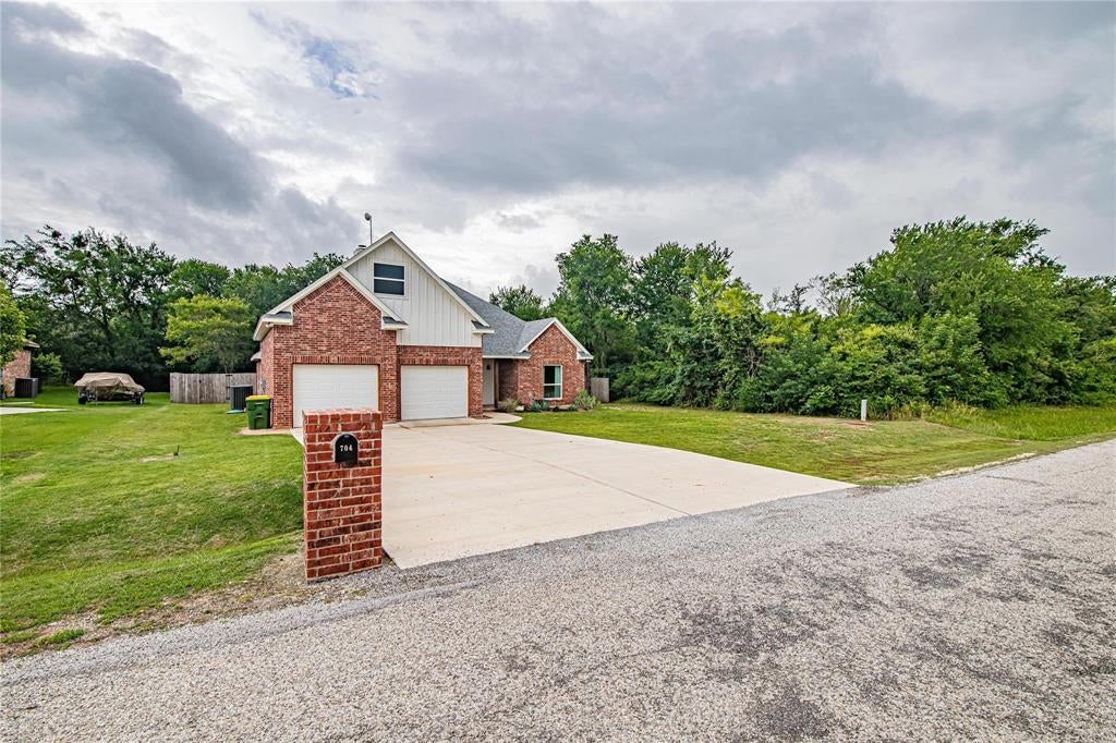 704 Grandview Dr, Granbury, TX 76049 photo
