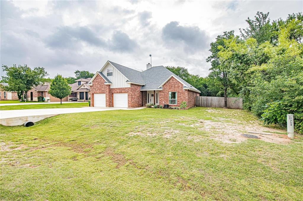 704 Grandview Dr, Granbury, TX 76049