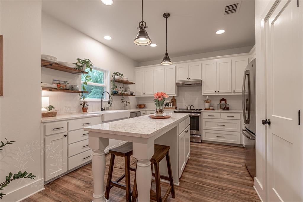 704 Grandview Dr, Granbury, TX 76049 photo