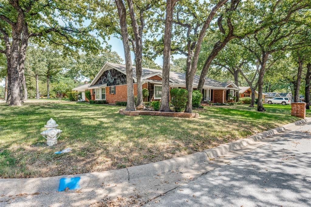 832 Wheelwood Dr, Hurst, TX 76053 photo
