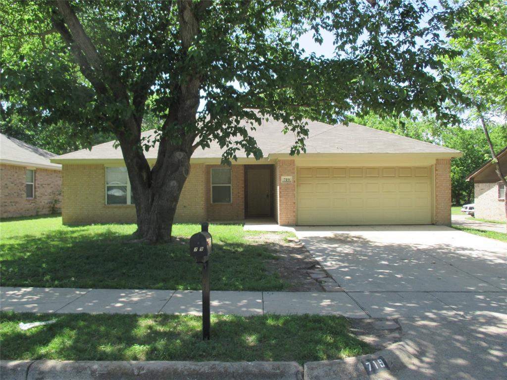 719 Hallvale Dr, White Settlement, TX 76108