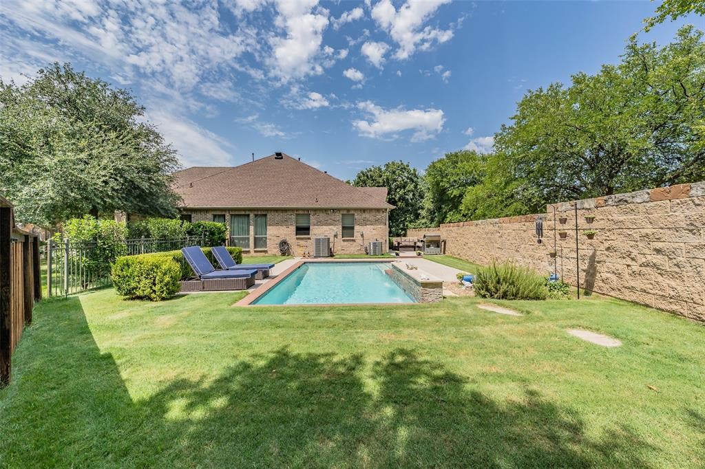 8541 Thorne Dr, Lantana, TX 76226 photo