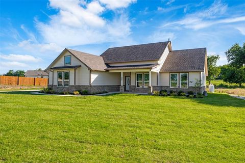 Single Family Residence in Azle TX 1009 Don Eve Court.jpg