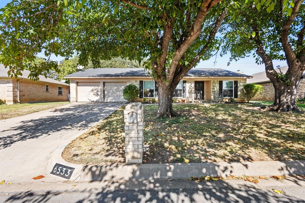 6533 Circleview Dr, North Richland Hills, TX 76180 photo