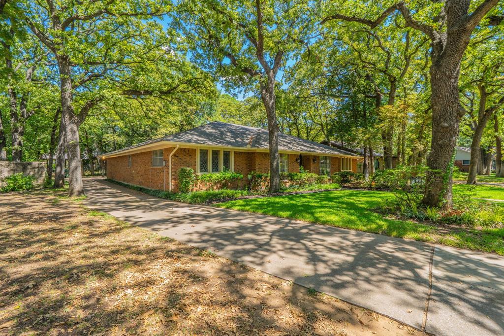 1803 Oak Grove Dr, Arlington, TX 76013 photo